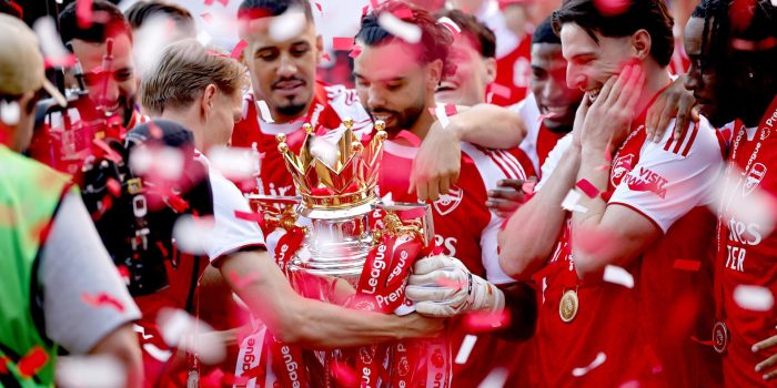 El portero del Arsenal David Raya (c), durante las celebraciones del pasado 24 de mayo tras conseguir el título de Premier League. EFE/TOLGA AKMEN *Sólo uso editorial*