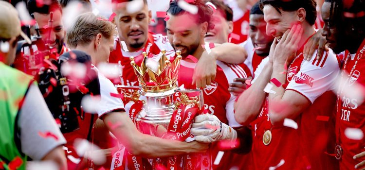 El portero del Arsenal David Raya (c), durante las celebraciones del pasado 24 de mayo tras conseguir el título de Premier League. EFE/TOLGA AKMEN *Sólo uso editorial*