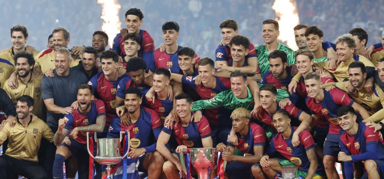 Los jugadores del Barcelona celebran el título de Liga, de Copa y se Supercopa al final del encuentro de la jornada 37 de LaLiga entre FC Barcelona y Villarreal CF disputado este domingo en el Estadio Olímpico de Montjuic. EFE/Toni Albir