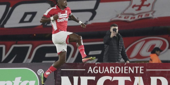 Hugo Rodallega (i), de Santa Fe, celebra un gol en la final de la Superliga colombiana entre Santa Fe y Junior en el estadio El Campín en Bogotá (Colombia). EFE/Carlos Ortega
