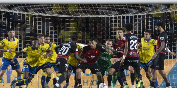 El defensa colombiano del Mallorca, Mojica (22), se dispone a golpear el balón en la falta que ha significado el tercer gol del equipo balear durante el encuentro correspondiente a la jornada 14 de Laliga EA Sports que disputaron Las Palmas y Mallorca en el estadio de Gran Canaria. EFE/Quique Curbelo.