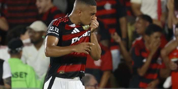 Samuel Lino, de Flamengo, celebra un gol ante el Ceará en el estadio Maracaná en Río de Janiero. EFE/Antonio Lacerda