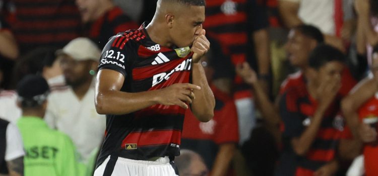Samuel Lino, de Flamengo, celebra un gol ante el Ceará en el estadio Maracaná en Río de Janiero. EFE/Antonio Lacerda