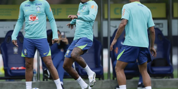 Los jugadores de la selección brasileña de fútbol Casemiro (i), Raphinha (c) y Matheus Cunha participan en un entrenamiento en el complejo de fútbol Granja Comary, en Teresópolis (Brasil). EFE/ André Coelho