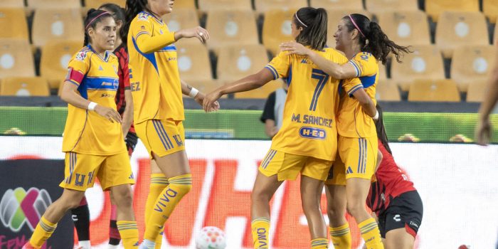 Jugadoras de Tigres celebran un gol contra Tijuana este martes, durante un partido correspondiente a la jornada 6 del Torneo Apertura 2025 de la Liga Femenil MX celebrado en el Estadio Universitario de la ciudad de Monterrey (México). EFE/Miguel Sierra