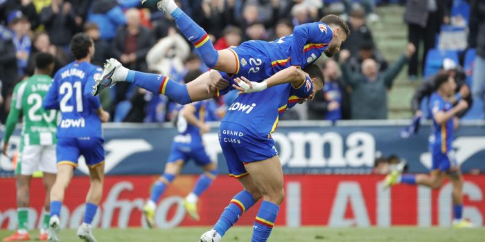 Los jugadores del Getafe Domingos Duarte y Abdel Abqar celebran el segundo gol de su equipo durante el partido de LaLiga entre el Getafe y el Betis, este domingo en el Coliseo. EFE/ Zipi