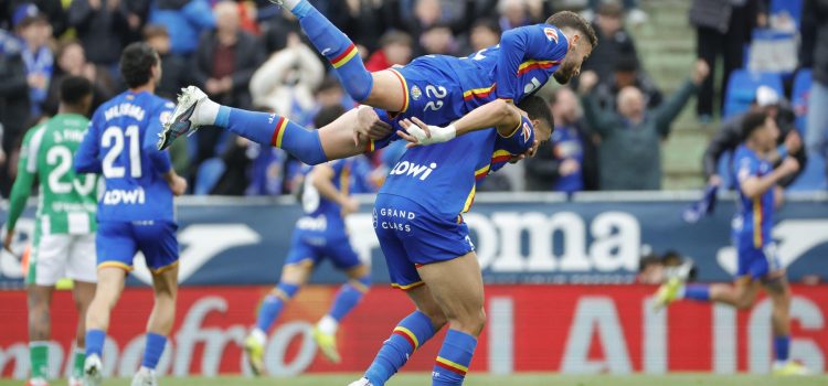 Los jugadores del Getafe Domingos Duarte y Abdel Abqar celebran el segundo gol de su equipo durante el partido de LaLiga entre el Getafe y el Betis, este domingo en el Coliseo. EFE/ Zipi