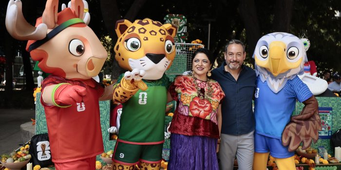 La secretaria de Cultura de la Ciudad de México, Alejandra Fraustro (3-i), y el oficial en jefe de torneo para México del Mundial 2026, Jurgen Mainka, posan junto a las mascotas oficiales del Mundial 2026 durante la inauguración de la Ofrenda FIFA este sábado, durante las festividades del Día de Muertos, en Ciudad de México (México). EFE/ José Méndez