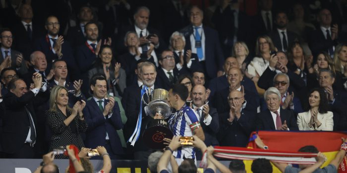 El capitán de la Real Sociedad Mikel Oyarzabal (c) recibe el trofeo de manos de su majestad el Rey tras la final de la Copa del Rey que han disputado frente al Atlético de Madrid este sábado en el estadio de La Cartuja, en Sevilla. EFE/Julio Muñoz.