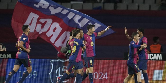 ALT Lewandowski tumba el muro azulón y liga el pleno al siete para el Barça