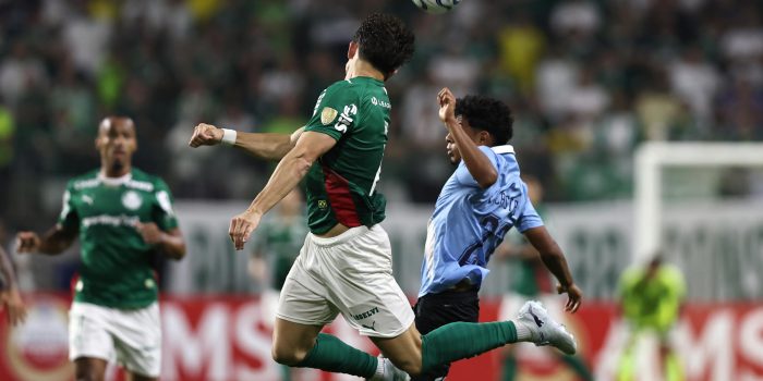 Agustín Giay (c-i) de Palmeiras disputa el balón con Maxloren Castro (c-d) de Sporting Cristal en el partido de la fase de grupos de la Copa Libertadores jugado este jueves en el estadio Allianz Parque en Sao Paulo. EFE/ Isaac Fontana