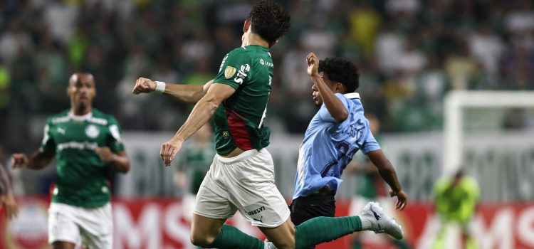 Agustín Giay (c-i) de Palmeiras disputa el balón con Maxloren Castro (c-d) de Sporting Cristal en el partido de la fase de grupos de la Copa Libertadores jugado este jueves en el estadio Allianz Parque en Sao Paulo. EFE/ Isaac Fontana