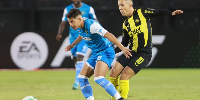Leonardo Fernández (d) de Peñarol disputa un balón con Juan Carlos Montenegro de San Antonio en un partido de la fase de grupos de la Copa Libertadores. EFE/ Gastón Britos