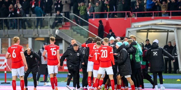 El equipo austricaco celebra el gol que les da el pase al Mundial en el partido de clasificación ante Bosnia & Herzegovina en Viena, Austria. EFE/EPA/MAX SLOVENCIK