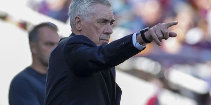 El entrenador del Real Madrid Carlo Ancelotti durante el partido de la jornada 35 de LaLiga ante el Barcelona. EFE/ Alberto Estévez