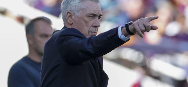 El entrenador del Real Madrid Carlo Ancelotti durante el partido de la jornada 35 de LaLiga ante el Barcelona. EFE/ Alberto Estévez