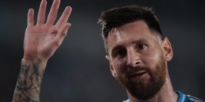 El capitán de Argentina, Lionel Messi (i), fue registrado este martes, 15 de octubre, al celebrar un gol que le anotó a Bolivia, durante un partido de la fecha 10 de las eliminatoria suramericanas al Mundial FIFA de 2026, en el estadio Más Monumental de Buenos Aires (Argentina). EFE/Luciano González