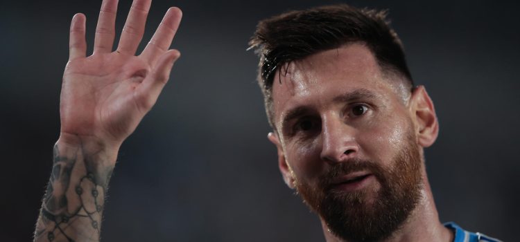 El capitán de Argentina, Lionel Messi (i), fue registrado este martes, 15 de octubre, al celebrar un gol que le anotó a Bolivia, durante un partido de la fecha 10 de las eliminatoria suramericanas al Mundial FIFA de 2026, en el estadio Más Monumental de Buenos Aires (Argentina). EFE/Luciano González