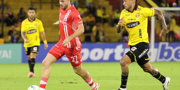 Tomás Molina (i), de Argentinos Juniors, controla un balón ante un jugador del Barcelona en Guayaquil (Ecuador). EFE/Jonathan Miranda