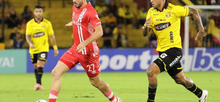 Tomás Molina (i), de Argentinos Juniors, controla un balón ante un jugador del Barcelona en Guayaquil (Ecuador). EFE/Jonathan Miranda