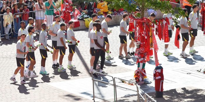 Los jugadores del Liverpool llevan flores a los aledaños de Anfield, en recuerdo a Diogo Jota. EFE/EPA/PETER POWELL