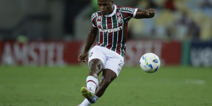 Jhon Arias de Fluminense golpea el balón ante Once Caldas, en el Estadio Maracaná de Río de Janeiro (Brasil). EFE/Andre Coelho