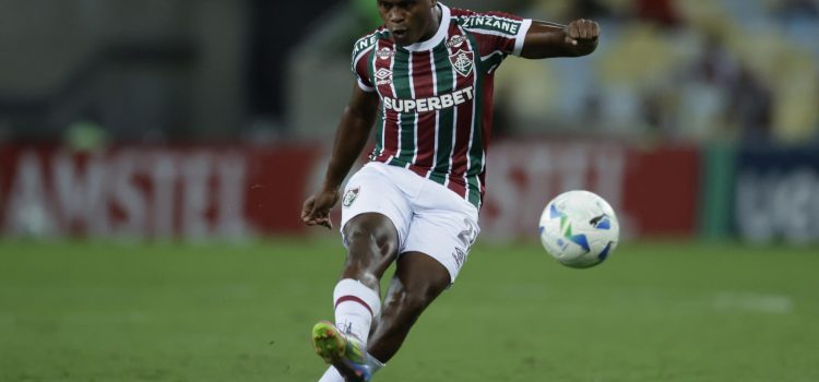 Jhon Arias de Fluminense golpea el balón ante Once Caldas, en el Estadio Maracaná de Río de Janeiro (Brasil). EFE/Andre Coelho