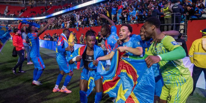 Los jugadores de la RD del Congo celebran la clasificación a la repesca intercontinental del Mundial 2026 tras derrotar en la tanda de penaltis a Nigeria. EFE/EPA/JALAL MORCHIDI