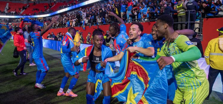 Los jugadores de la RD del Congo celebran la clasificación a la repesca intercontinental del Mundial 2026 tras derrotar en la tanda de penaltis a Nigeria. EFE/EPA/JALAL MORCHIDI