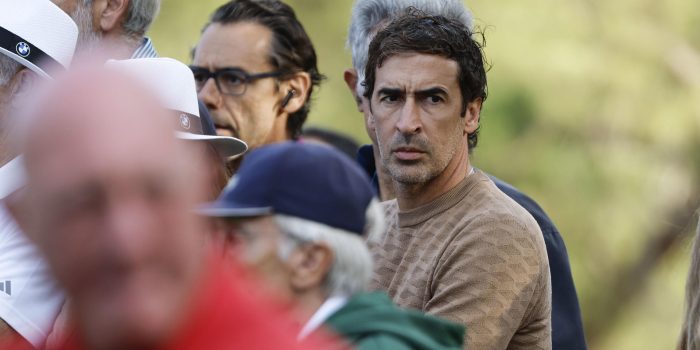 Fotografía de Sergio Pérez, en la que puede verse en una imagen de archivo del 9 de octubre de 2025 al exfutbolista Raúl González. EFE