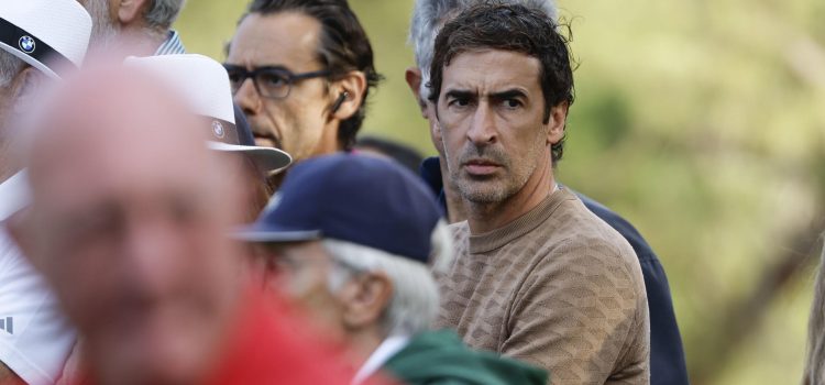 Fotografía de Sergio Pérez, en la que puede verse en una imagen de archivo del 9 de octubre de 2025 al exfutbolista Raúl González. EFE