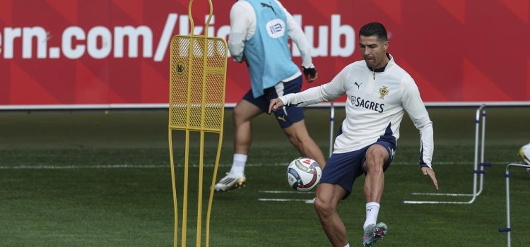 El jugador de la selección portuguesa de fútbol Cristiano Ronaldo en una sesión de entrenamiento en Múnich, Alemania. Portugal jugará contra España en la final de la Liga de Naciones de la UEFA. EFE/EPA/MIGUEL A. LOPES