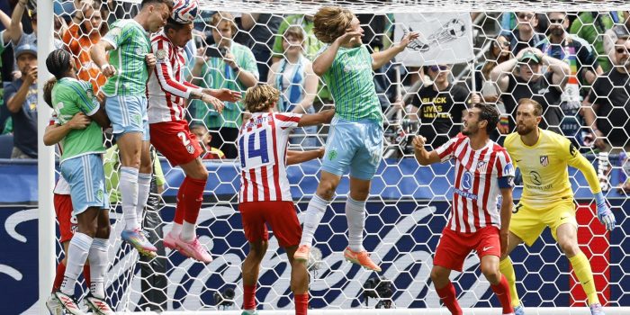 Danny Musovski (3i), del Seattle Sounders, salta para cabecear el balón mientras José Giménez (4i), del Atlético de Madrid, defiende durante el partido del Grupo B de la Copa Mundial de Clubes de la FIFA 2025 en el Lumen Field en Seattle, (Washington, EE.UU.). EFE/JOHN G. MABANGLO