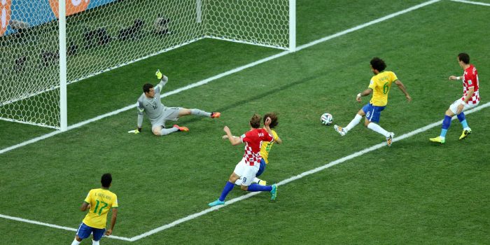 Fotografía de archivo del 12 de junio de 2014 en la que se observa al defensa brasileño Marcelo Vieira (2d) al marcar un gol en propia puerta durante el partido inaugural del Mundial de Fútbol de Brasil 2014 entre Brasil y Croacia en el estadio Arena de São Paulo. EFE/Mauricio Dueñas