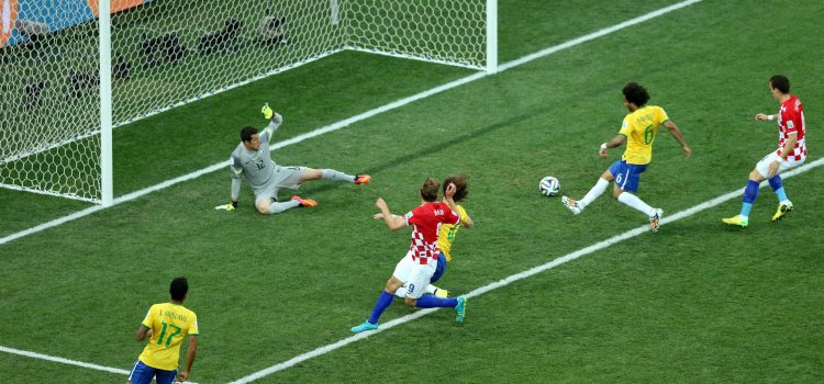 Fotografía de archivo del 12 de junio de 2014 en la que se observa al defensa brasileño Marcelo Vieira (2d) al marcar un gol en propia puerta durante el partido inaugural del Mundial de Fútbol de Brasil 2014 entre Brasil y Croacia en el estadio Arena de São Paulo. EFE/Mauricio Dueñas