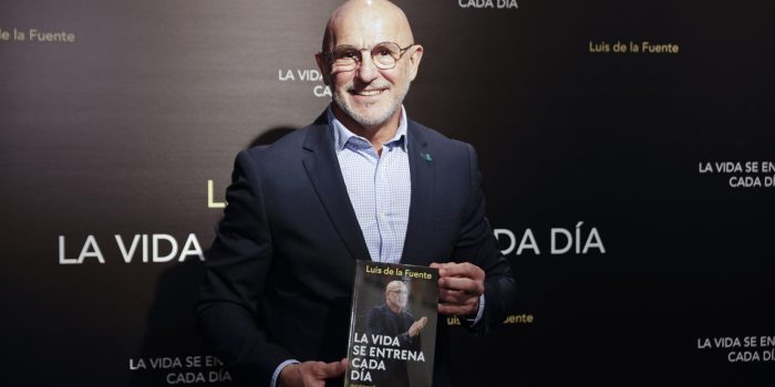 El seleccionador nacional Luis de la Fuente presenta su autobiografía titulada 'La Vida se entrena cada día', este miércoles en Madrid. EFE/ Marcos Villaoslada