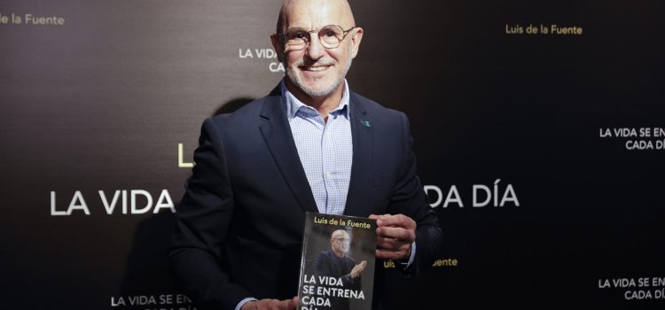 El seleccionador nacional Luis de la Fuente presenta su autobiografía titulada 'La Vida se entrena cada día', este miércoles en Madrid. EFE/ Marcos Villaoslada
