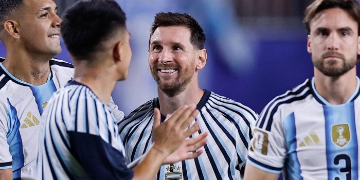 Lionel Messi (c) de Argentina en el partido del grupo J del Mundial de la FIFA 2026 entre Argentina y Argelia en el estadio Arrowhead en Kansas (Estados Unidos). EFE/ Juan Ignacio Roncoroni