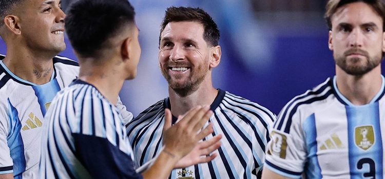 Lionel Messi (c) de Argentina en el partido del grupo J del Mundial de la FIFA 2026 entre Argentina y Argelia en el estadio Arrowhead en Kansas (Estados Unidos). EFE/ Juan Ignacio Roncoroni