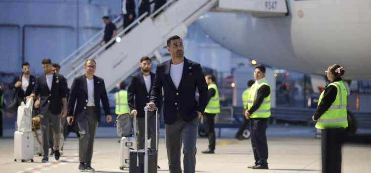 Imagen de los jugadores de la selección iraní de fútbol a su llegada al Aeropuerto Internacional de Tijuana, México. EFE/Joebeth Terriquez
////////// Players from the Iranian national soccer team disembark from the plane upon their arrival at Tijuana International Airport, Mexico, 07 June 2026. The Iranian team arrived in the early hours of the morning in the Mexican city of Tijuana, where it will set up its base of operations ahead of its World Cup matches to be held in the United States, amid logistical and diplomatic obstacles from Washington. EFE/Joebeth Terriquez