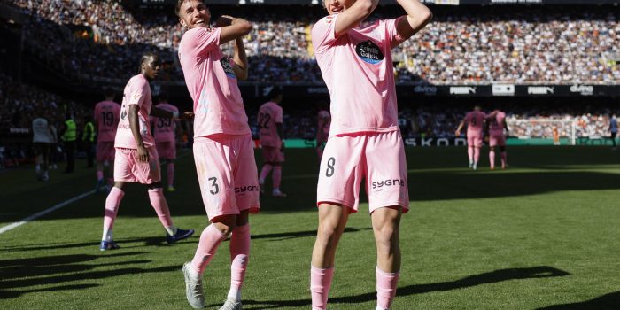 Fer López y Mingueza celenbran un gol del Celta en Valqencia. EFE/ Ana Escobar