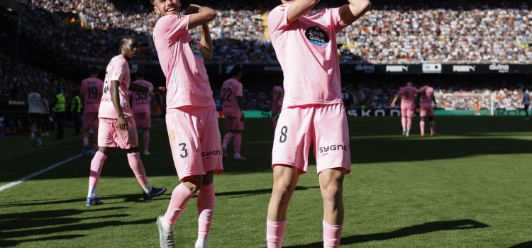 Fer López y Mingueza celenbran un gol del Celta en Valqencia. EFE/ Ana Escobar