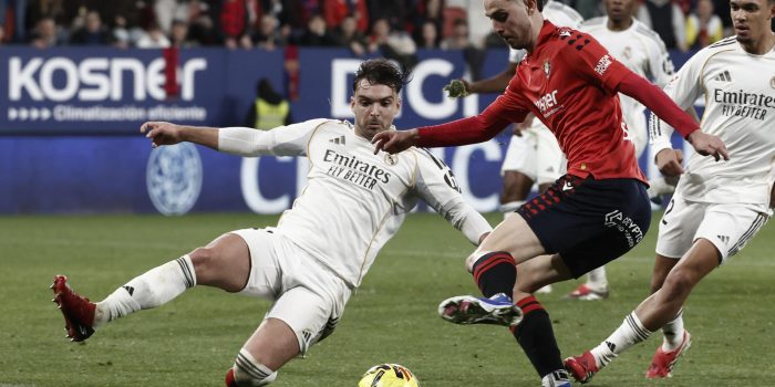 El delantero de Osasuna Raúl García (c) supera a Raúl Asencio (i), del Real Madrid, para marcar el segundo gol de su equipo, durante el partido de la jornada 25 de LaLiga que disputaron CA Osasuna y Real Madrid, este sábado en el estadio de El Sadar, en Pamplona. EFE/ Jesús Diges