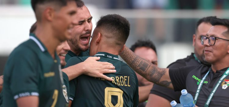 Jugadores de la selección de Bolivia celebran este domingo la goleada por 3-0 sobre Trinidad y Tobago en el último partido de preparación para la repesca intercontinental jugado en el estadio en el estadio Ramón Aguilera, de Santa Cruz. EFE/ Luis Gandarillas