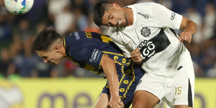 Fernando Romero (i), de Sportivo Trinidense, disputa el balón con Mateo Gamarra, de Olimpia. EFE/Juan Pablo Pino