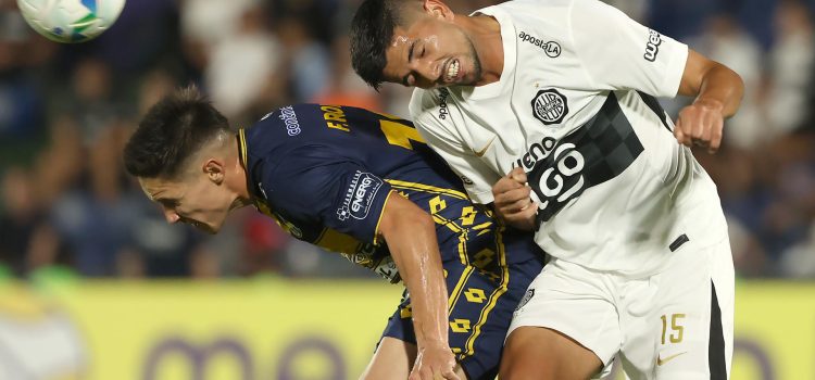 Fernando Romero (i), de Sportivo Trinidense, disputa el balón con Mateo Gamarra, de Olimpia. EFE/Juan Pablo Pino
