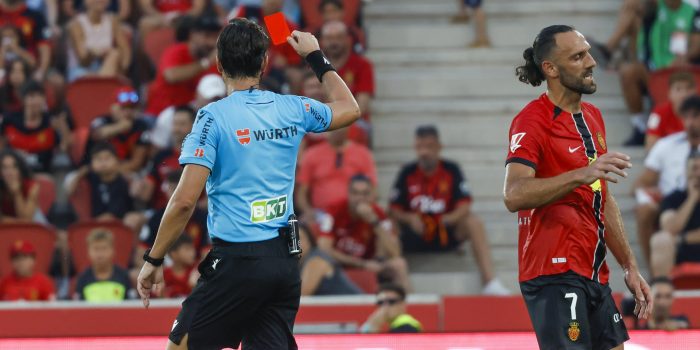 El árbitro del encuentro José Luis Munuera (i) saca tarjeta roja a Vedat Muriqi (d) del Mallorca en el estadio de Son Moix de Palma de Mallorca. EFE/ Cati Cladera