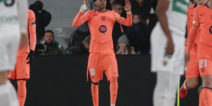 El delantero del FC Barcelona Lamine Yamal celebra tras marcar el 1-0 durante el encuentro correspondiente a la jornada 22 de la Liga EA Sports que disputaron Elche y FC Barcelona en el estadio Martínez Valero, en la localidad alicantina. EFE/ Manuel Bruque