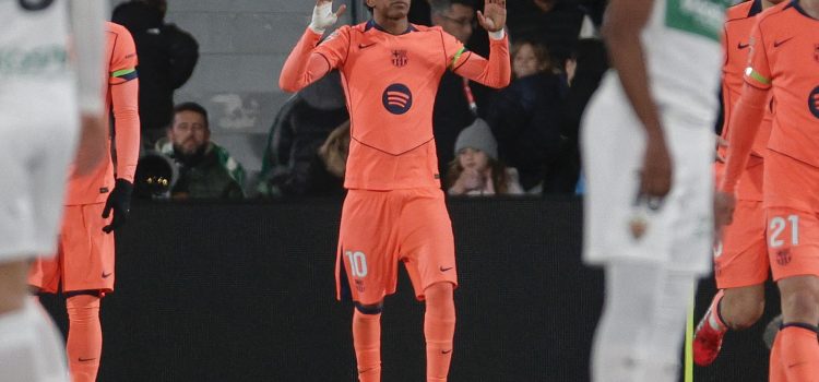 El delantero del FC Barcelona Lamine Yamal celebra tras marcar el 1-0 durante el encuentro correspondiente a la jornada 22 de la Liga EA Sports que disputaron Elche y FC Barcelona en el estadio Martínez Valero, en la localidad alicantina. EFE/ Manuel Bruque