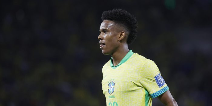 Estêvão celebra un gol con Brasil en un partido por las eliminatorias a la Copa Mundial 2026 entre Brasil y Chile en el estadio Maracaná en Río de Janeiro (Brasil). EFE/ Antonio Lacerda